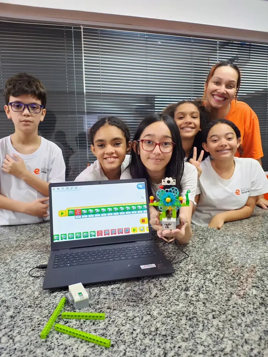 Alunos do Fundamental Anos Finais em aula de robótica
