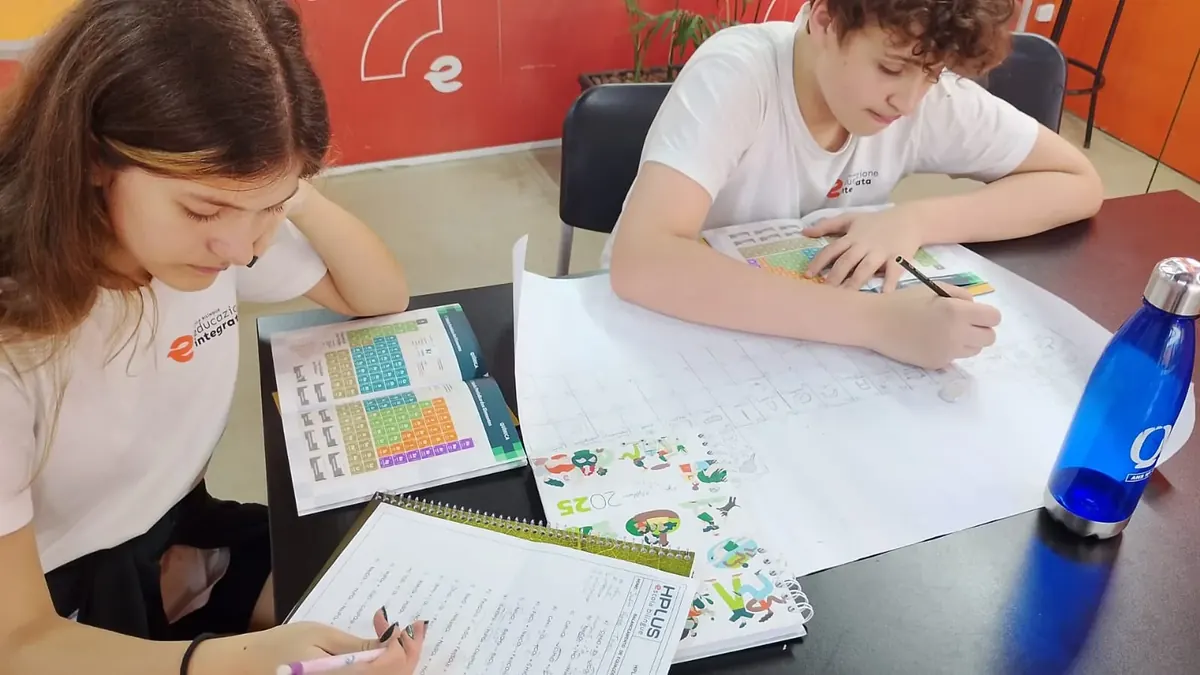 Aluna estudando com o material didático próprio