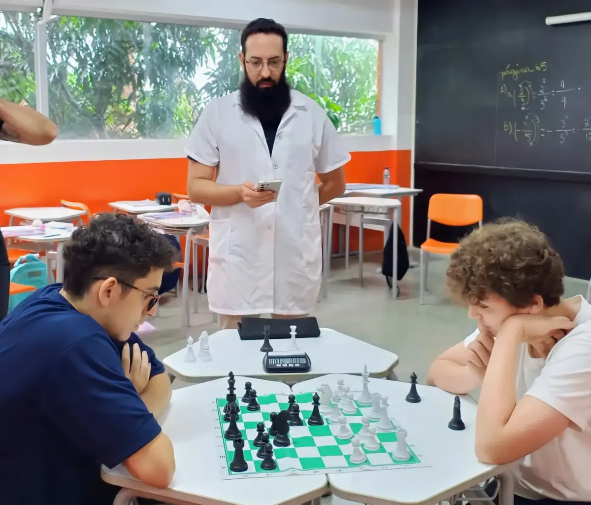 Professor com alunos do Ensino Médio