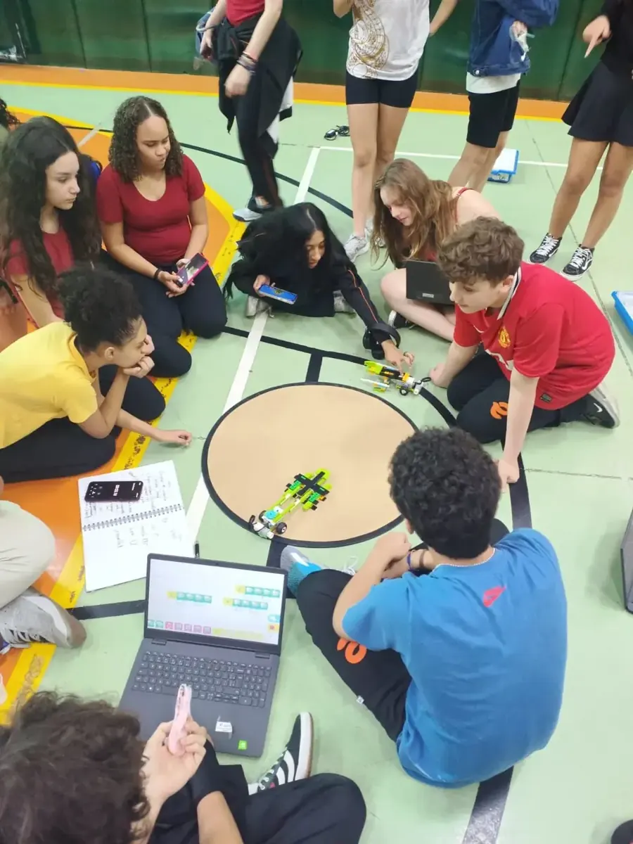 Alunos montando projetos de robótica