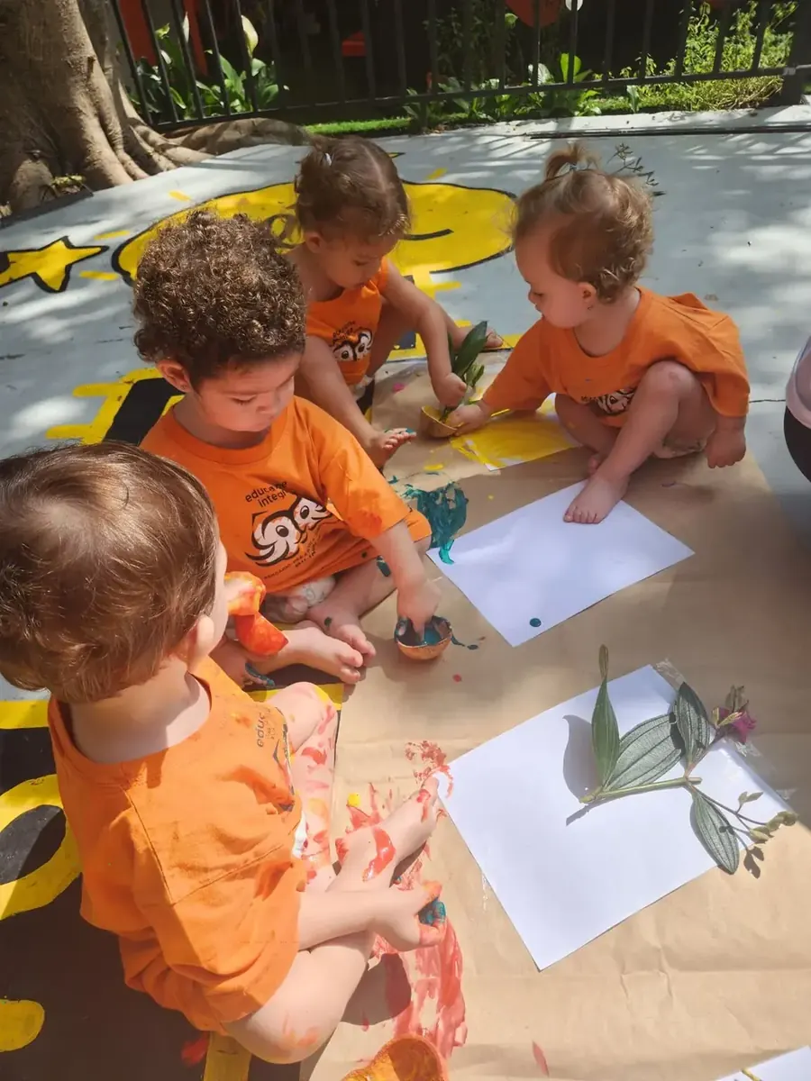 Crianças em atividade de arte na oficina do COLÉGIO HPLUS