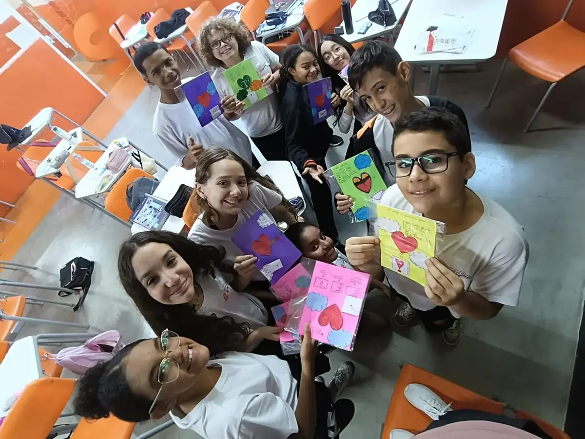 Alunos apresentando trabalhos em inglês