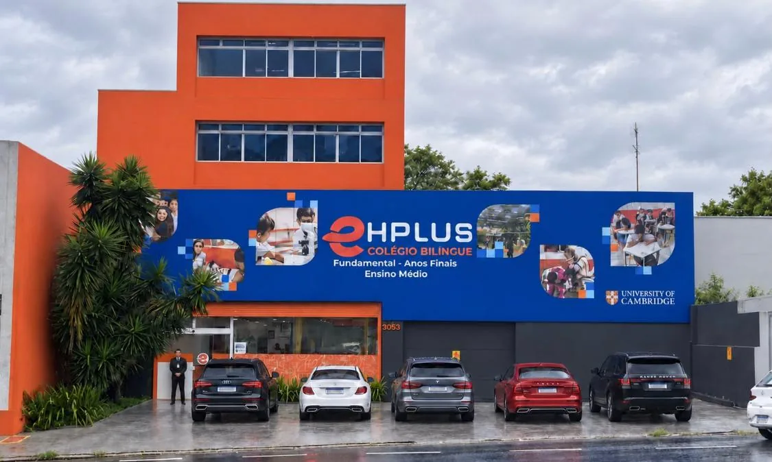 Fachada da Unidade II do COLÉGIO HPLUS, na Av. Diógenes Ribeiro de Lima, com o prédio de três andares