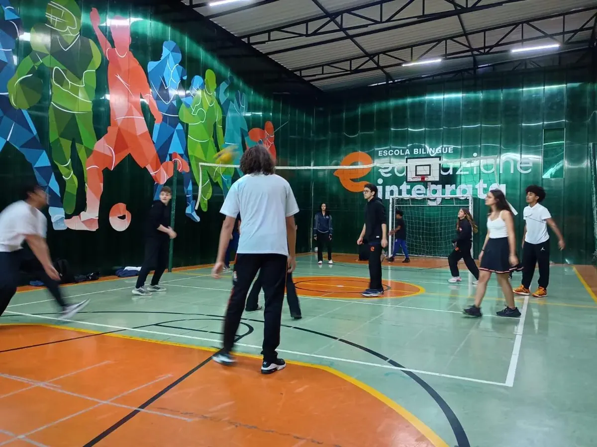 Alunos do Ensino Médio jogando vôlei na quadra coberta do COLÉGIO HPLUS
