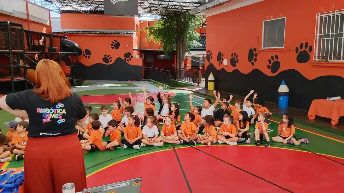 Turma reunida no pátio da escola
